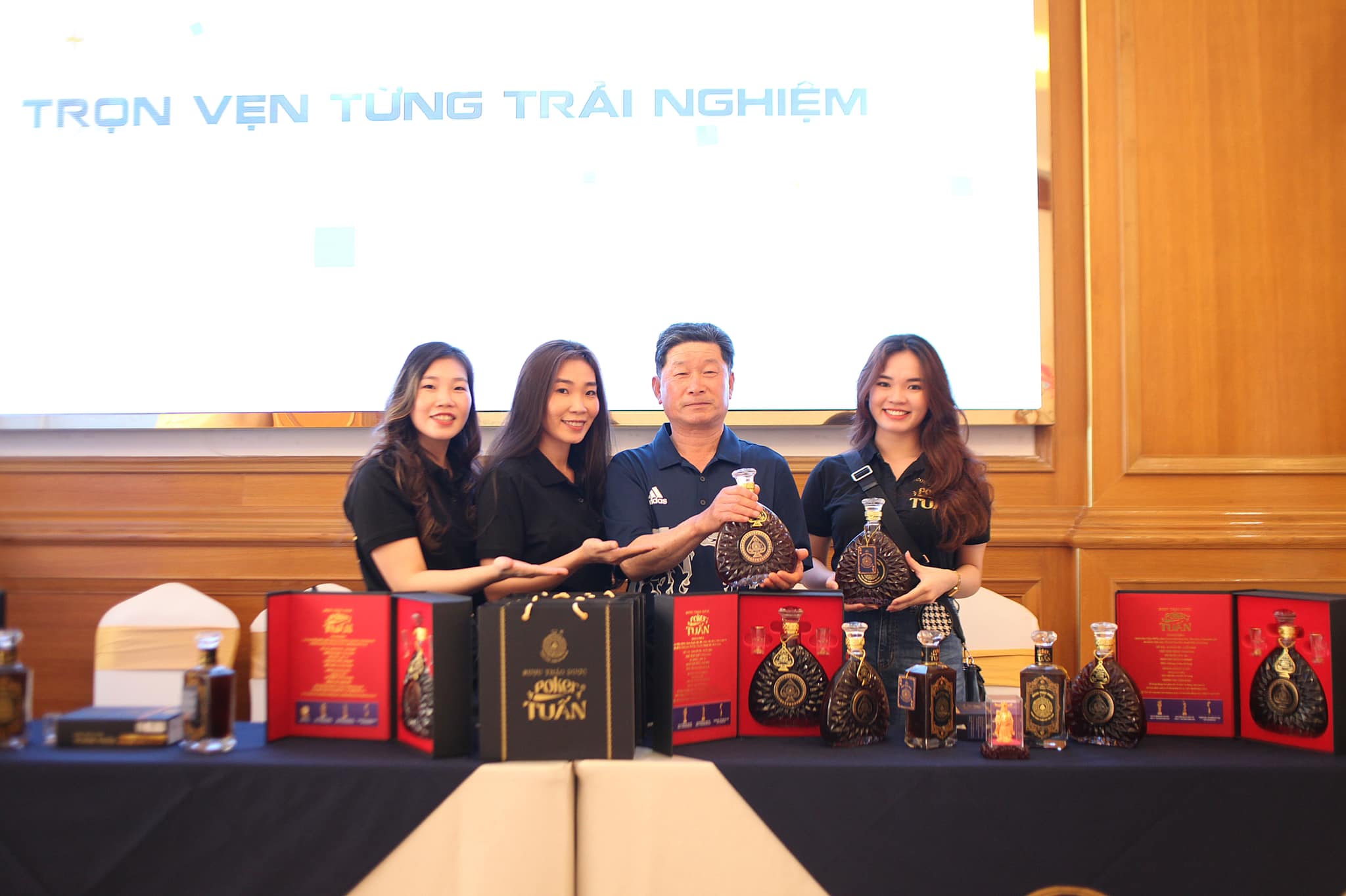 Rượu Chất Lượng Cao - Khám Phá Cửa Hàng Poker Tuấn