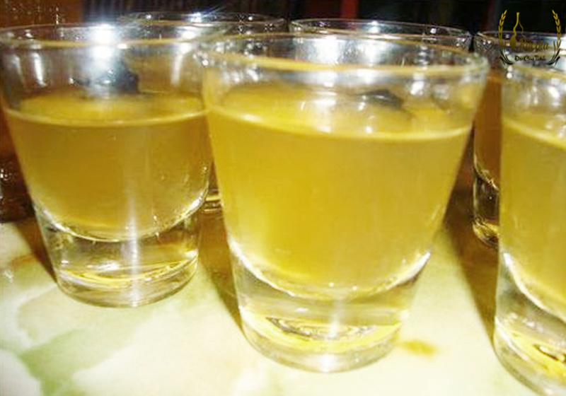 Rượu nếp cái hoa vàng êm nồng, ngọt thanh, là thức uống hấp dẫn được nhiều người dân Việt yêu thích. Tuy nhiên, làm thế nào để chưng cất rượu nguyên chất, chuẩn vị, thì không phải ai cũng biết.